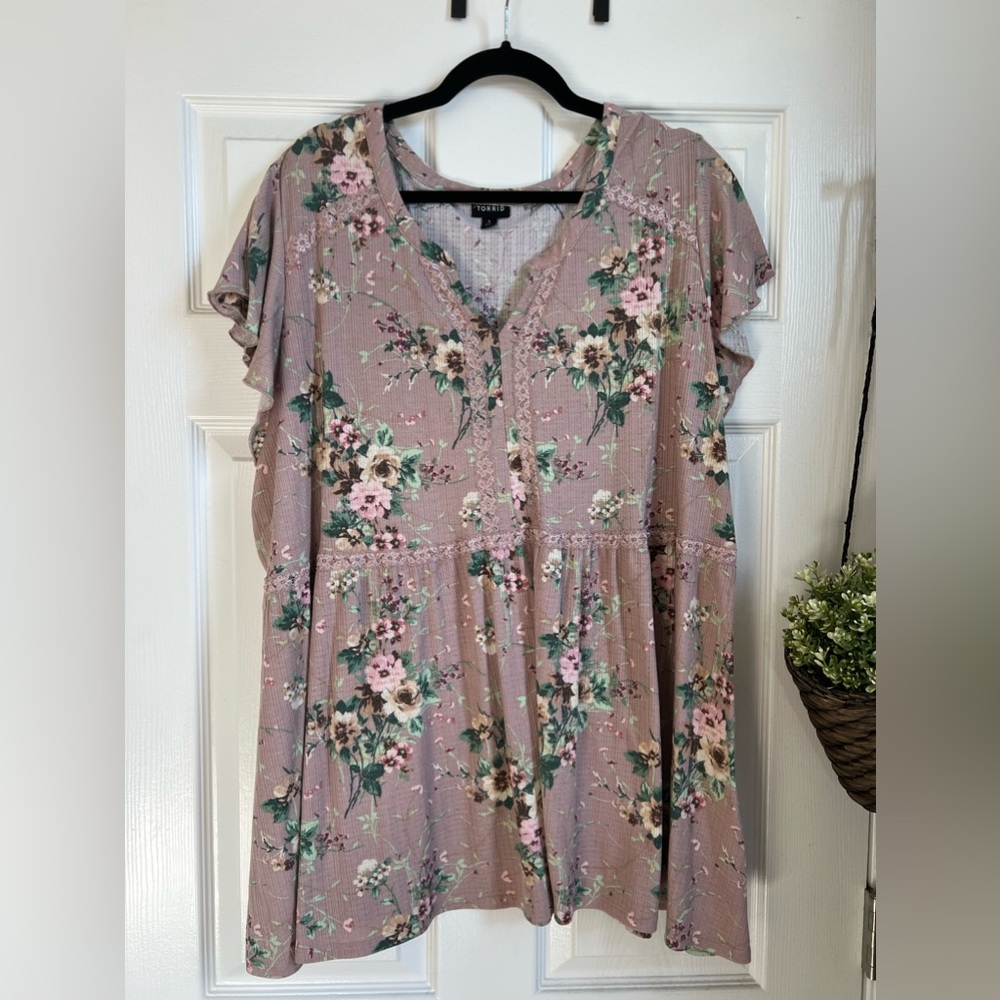 Torrid Babydoll Knit Notch Tee Neck Lace Trim top size 5
